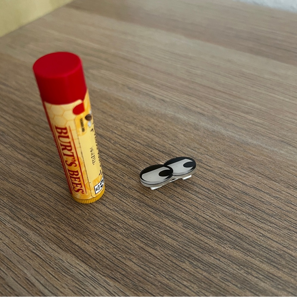 Side Eye Cartoon Pin Accessory - Picture 3 of 3